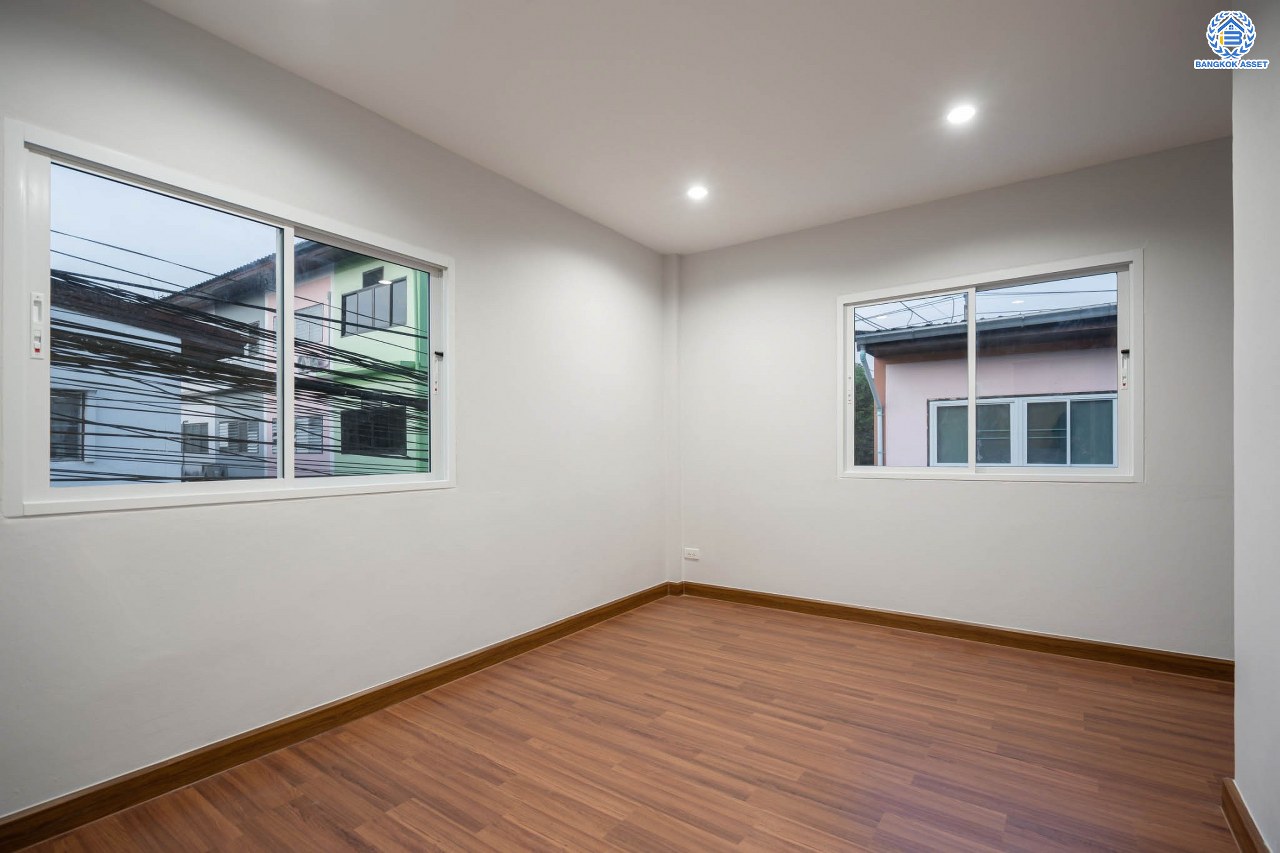 บ้านมือสองตกแต่งใหม่ โครงการ บ้านดุลิยานนท์ ติวานนท์ ทาวน์เฮ้าส์พร้อมอยู่ หลังมุม ราคาสุดคุ้ม! เนื้อที่ 16 ตร.ว. ฟังก์ชัน 2 ห้องนอน 2 ห้องน้ำ 1 ที่จอดรถ บนทำเลเชื่อมต่อเมือง ใกล้รถไฟฟ้าสายสีชมพู "สถานีสามัคคี" และจุดขึ้นทางด่วน "งามวงศ์วาน"